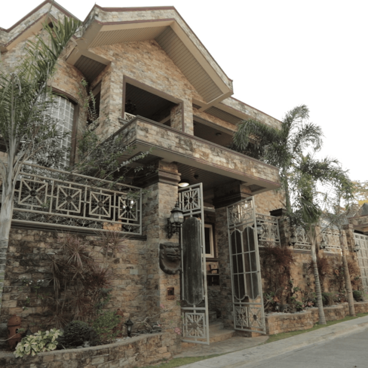 5STAR RESORT AND/OR FIRST CLASS PRIVATE ESTATE FOR SALE [House and Lot