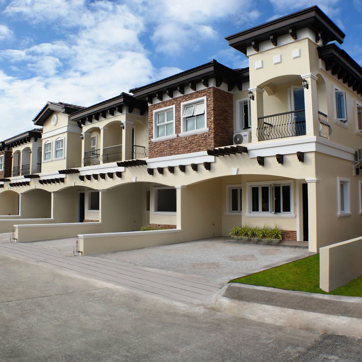 RFO TOWNHOUSE FOR SALE OPEN FOR FOREIGNER IN VERSAILLES, ALABANG [House and Lot 🏘️] (June 2024