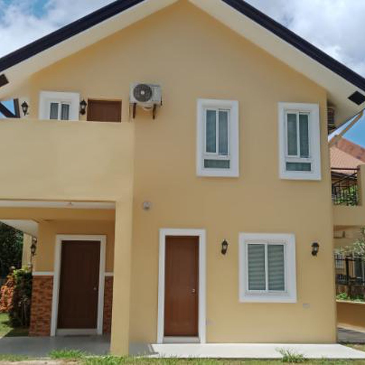 3 BR House & Lot For RENT in SilangTagaytay with golf course view