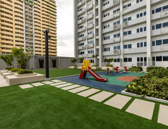 Luxurious 1-bedroom Residential Condo For Sale in Makati