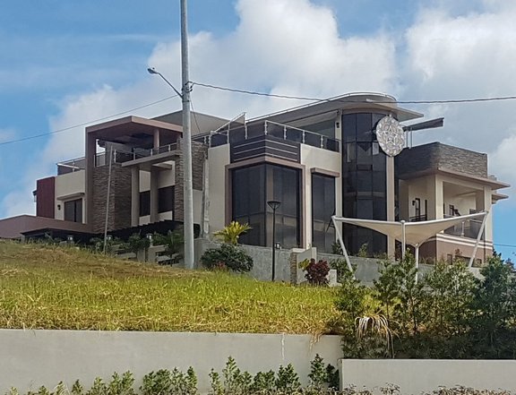 Big House and Lot for Sale in The Peak Havila Rizal