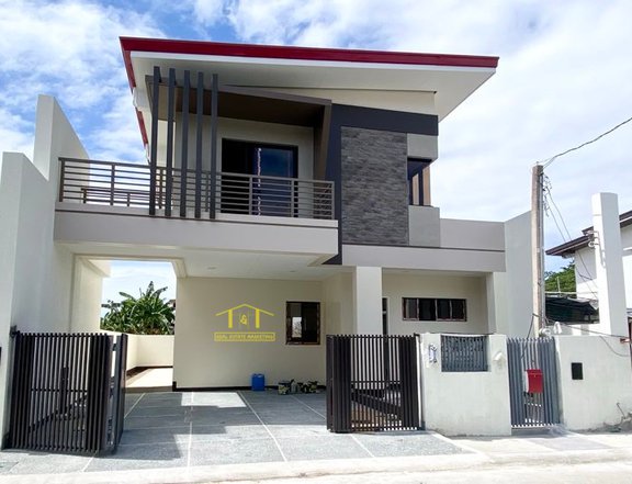 4 BEDROOMS WITH BALCONY FOR SALE IN THE GRAND PARKPLACE IMUS CAVITE