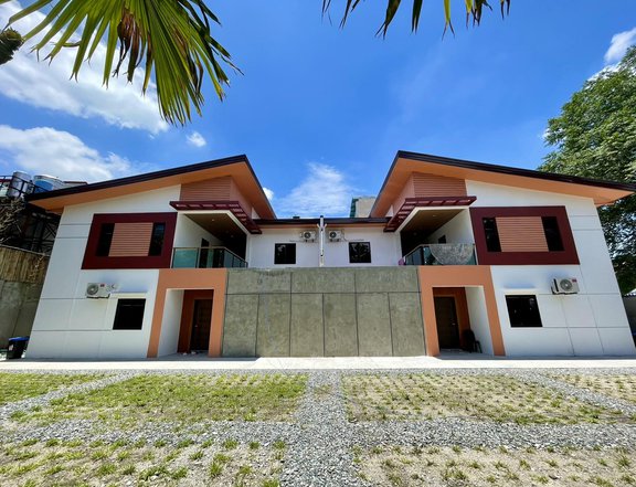 FOR SALE OR LEASE NEWLY BUILT POOL VILLAS IN ANGELES CITY NEAR CLARK AND FIELDS AVENUE