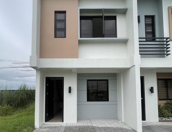 PRE SELLING TOWNHOUSES IN PAMPANGA NEAR CLARK AND NLEX (READY FOR OCCUPANCY )