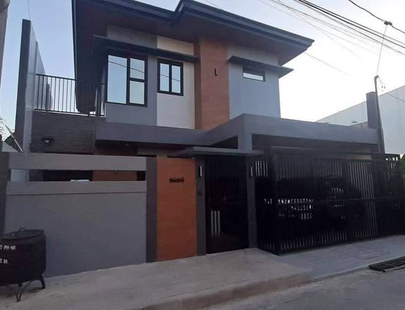 5-Bedroom House for Sale in Meadowood Exec Village Bacoor Cavite