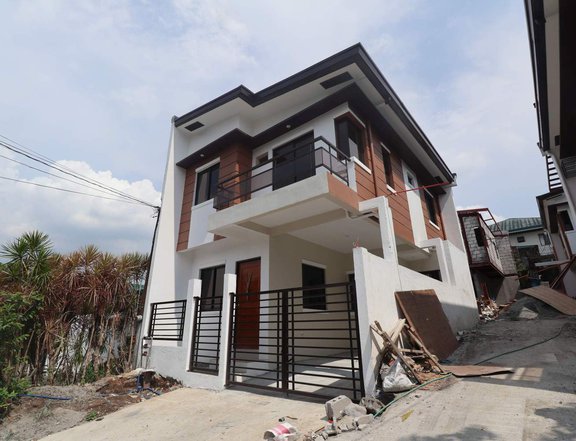 Affordable Pre-Selling 2 Storey Townhouse in East Fairview Q.C PH2669