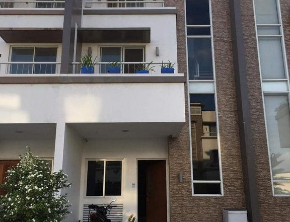 OLD TOWNHOUSE FOR SALE IN AVILION GARDENS DON BOSCO, PARANAQUE