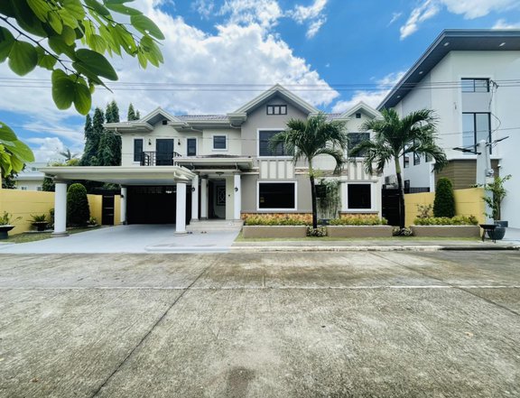 FOR SALE TRANSITIONAL THEMED HOUSE WITH SPACEOUS LAWN IN ANGELES CITY NEAR ROCKWELL