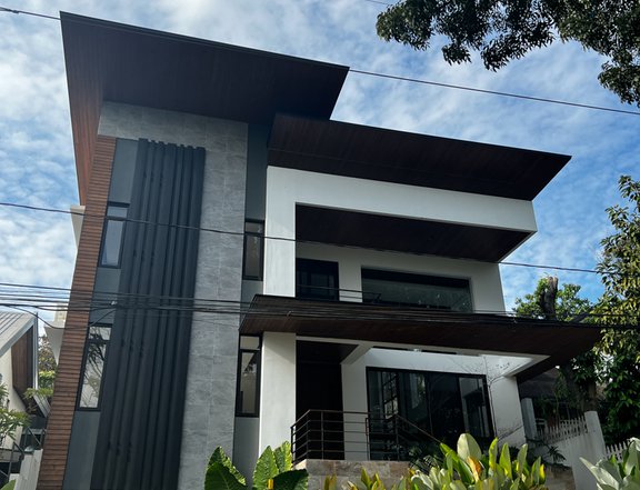 6-bedroom House For Sale in Ayala Heights, Quezon City / QC