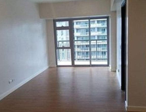 1BR Condo Unit with Parking for Sale in Park Triangle, Taguig City