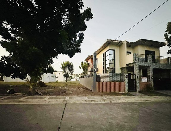 PRE OWNED HOUSE WITH EXTRA LOT ALONG MAIN ROAD NEAR CLARK AND NLEX