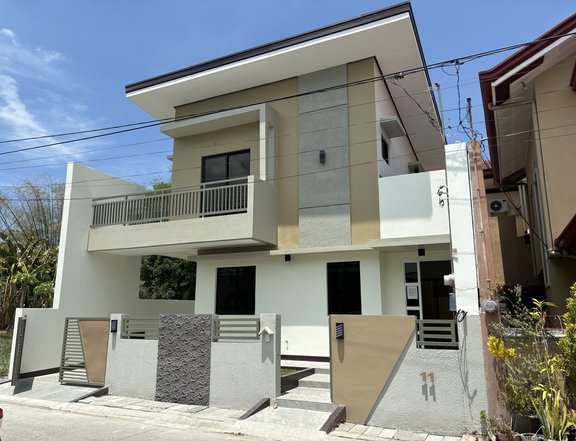 3BEDROOMS HOUSE & LOT WITH BALCONY  IN PARK PLACE VILLAGE IMUS CAVITE
