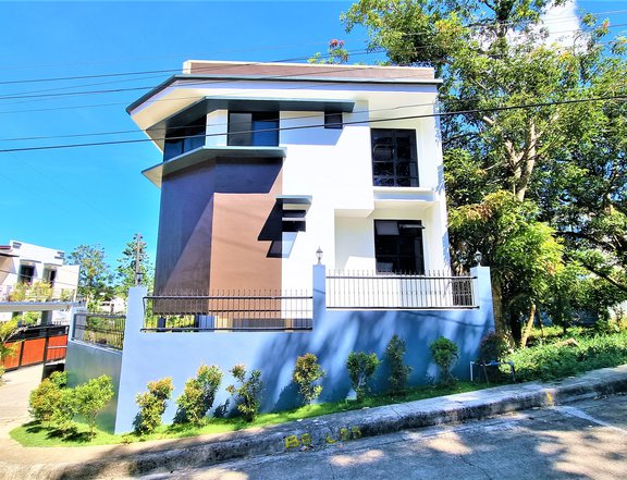 4 Bedroom House For Sale with 4 Car Garage in Pit-os Cebu City