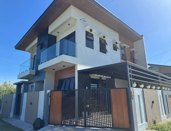 FOR SALE PRE-OWNED AND WELL MAINTAINED MODERN HOUSE IN MEXICO PAMPANGA