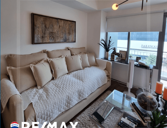 1-bedroom Condo Unit in Bristol at Parkway Place with Parking For Sale