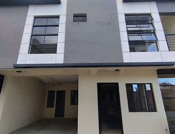 Townhouse For sale in Congressional Village Quezon City PH2851