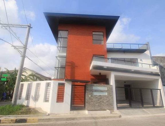 3-Story Modern House Pre-owned in Greenwoods Pasig for Sale