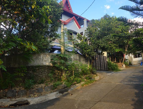 A corner house and lot in a hill