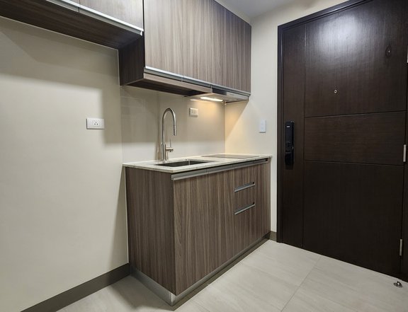 Spacious Executive 1 bedroom with bal at mckinley west Fort Bobifacio Park Mckinley west