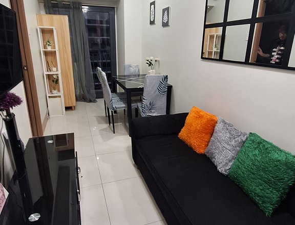 One Bedroom condo in Shore 3 condo near MOA