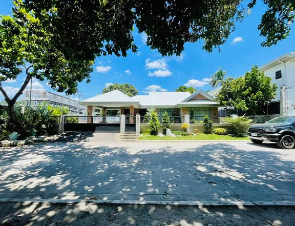 Modern American Craftsman style Timog Park subdivision with pool