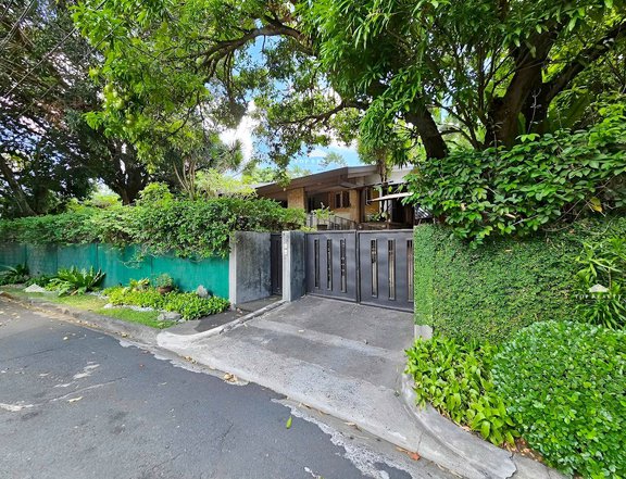 Quezon City, House for Sale in Katipunan, Quezon City at La Vista Subdivision, 4-Bedroom 4BR