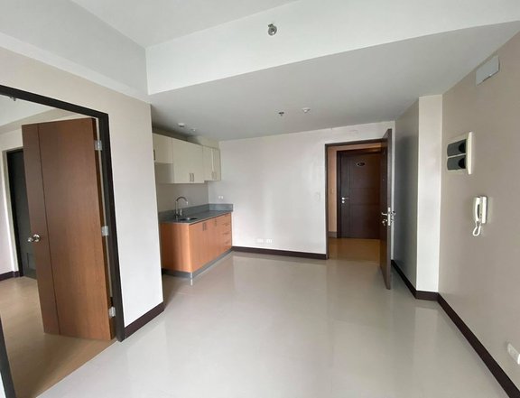 Ready to Move-in 1-BR 40 sqm w/ balcony High-End Condominium in Cubao.