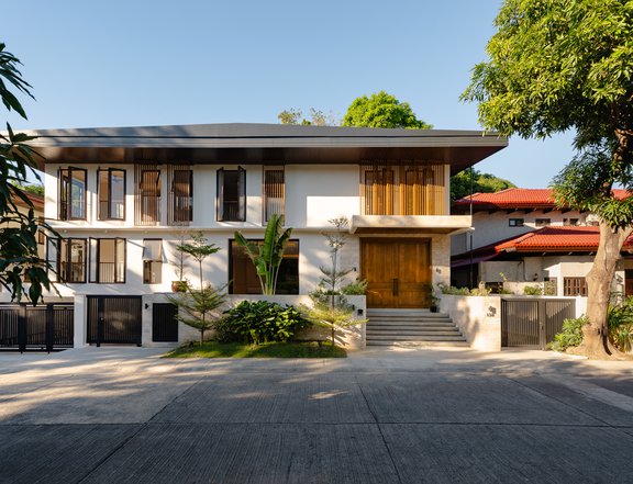 2-STOREY HOUSE WITH A BASEMENT AND SWIMMING POOL , FOR SALE IN ARANAZ CASA, AYALA ALABANG
