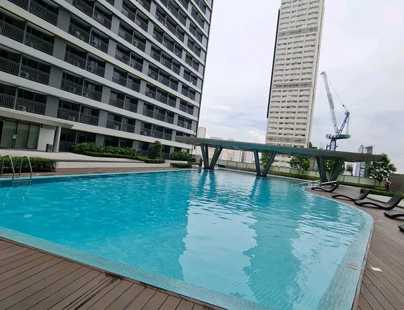 Rush 2br end unit with balcony fast move in