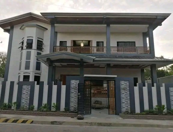 House and lot with pool for Sale/Rent in tagaytay