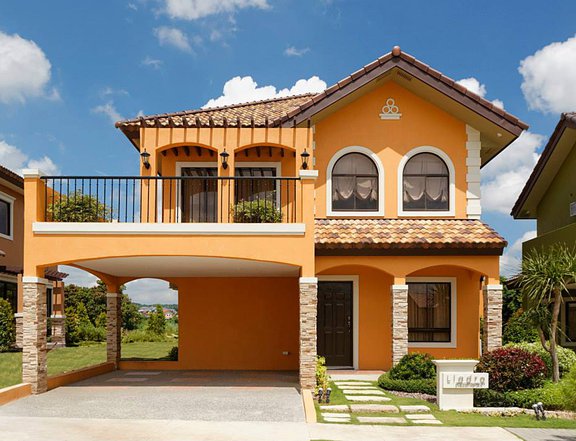 Valenza  House for Sale in front of Solenad Mall Nuvali