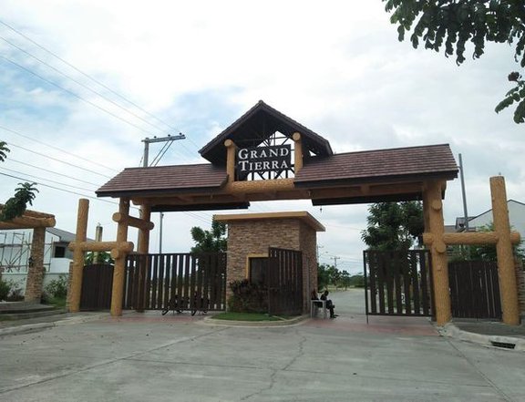 HOUSE AND LOT NEAR CLARK GREEN CITY FOR 9K PER MONTH