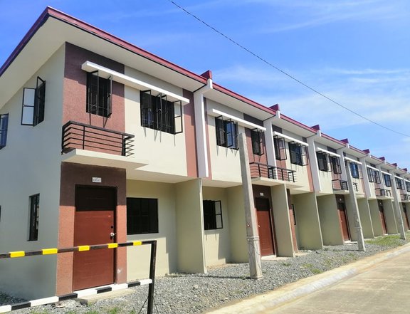 Abot kayang Townhouse