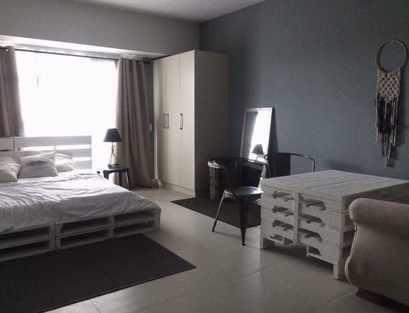 FOR RENT STUDIO Unit in Red Oak Two Serendra with Balcony