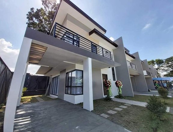 4 Bedroom Corner unit in the Groove golf course subd