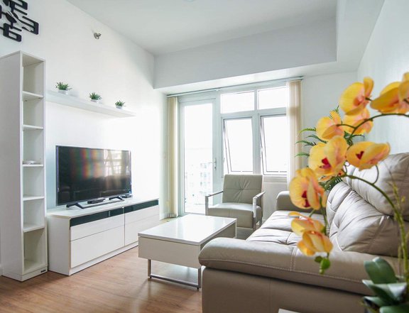 Best Deal! 1 Bedroom unit in Two Serendra BGC, For Sale!