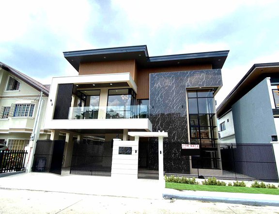 5-bedroom Single Attached House For Sale in Fairview Quezon City / QC Metro Manila