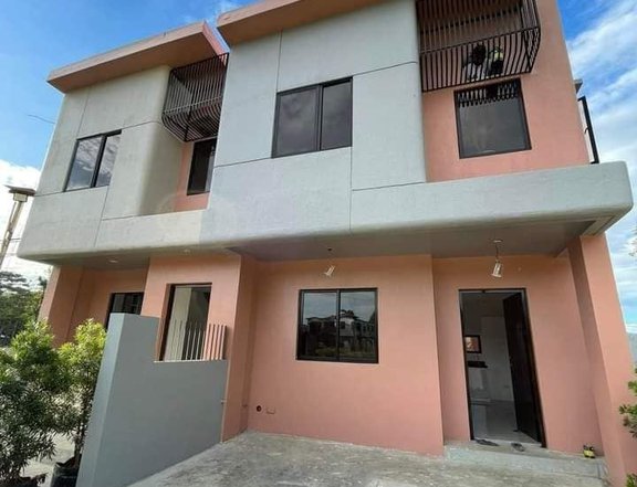 PRE SELLING TOWNHOUSE FOR SLAE WITH SWIMMING POOL IN RODRIGUEZ RIZAL