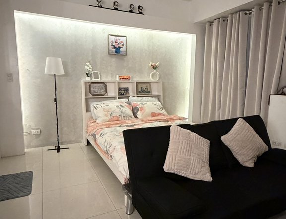 Stylish Studio with Balcony for Sale in Newport City, Pasay