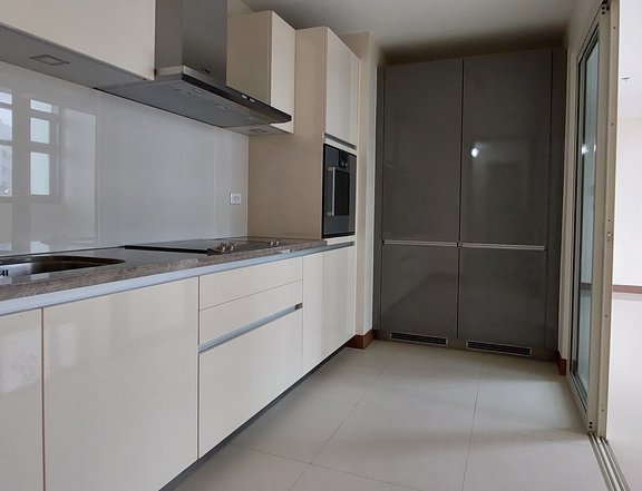 For sale high end 3 bedroom rent to own condo unit in Albany BGC