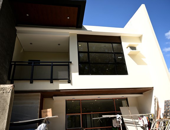 5 Bedroom House with Swimming Pool in Antipolo Valley (La Colina)