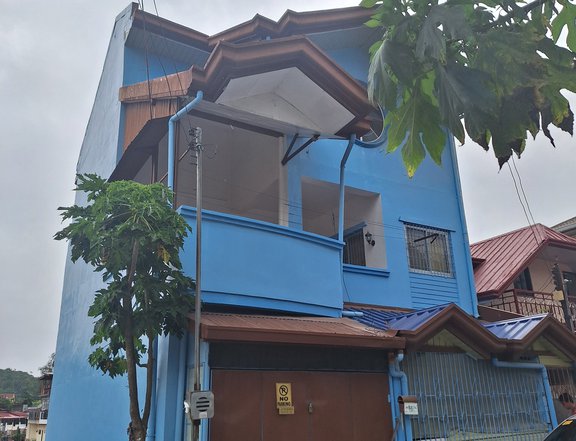 Baguio 2 Door  Single Detached Home with 8 brms , 1 covered garage