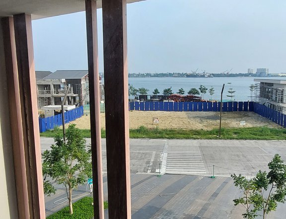 Rare Find: Limited Edition Exclusive RFO 2 BR 3-Level Townhouse Seaview Mandani Bay Suites