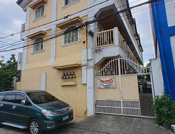 3 storey apartment w/ parking