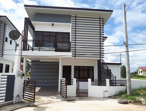 Victorina model 4 Bedroom available at Hillsboro/ Costumizable