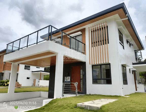 5-bedroom Single Detached House For Sale in Victoria South of Alabang