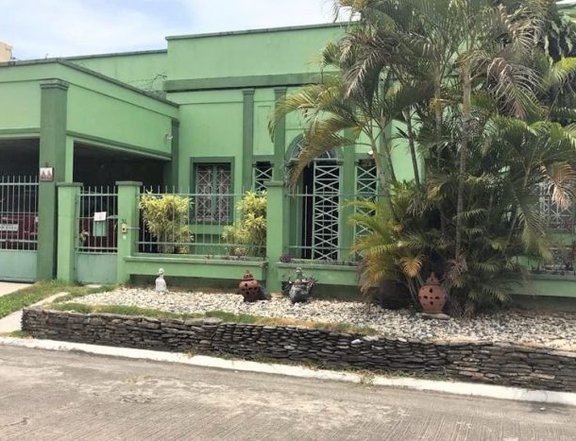 Well Maintained Bungalow House For Sale in Bf Homes Paranaque