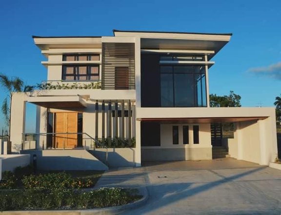 House For Sale in Alabang West Near Ayala Alabang Village and Evia