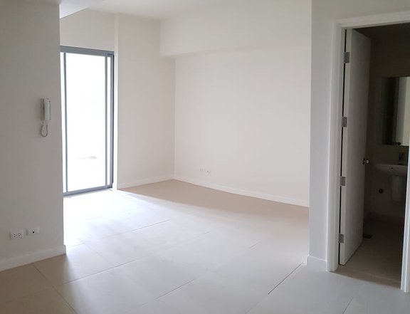 2 Bedroom Unit with Balcony for Rent in Kapitolyo Pasig City