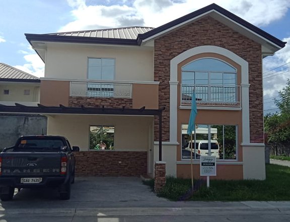 4-bedroom House for Sale in Angeles Near NLEX Exit and Clark Airport